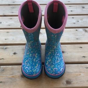 BOGS C13 blue rainbow snow boots.